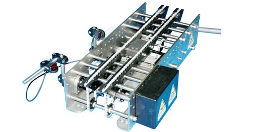 
Created for use with boxes, cans and bottles in dry or wet environments, the “R” series checkweigher is sturdily built and features a chain conveyor mechanism that achieves the required degree of accuracy at high speed.